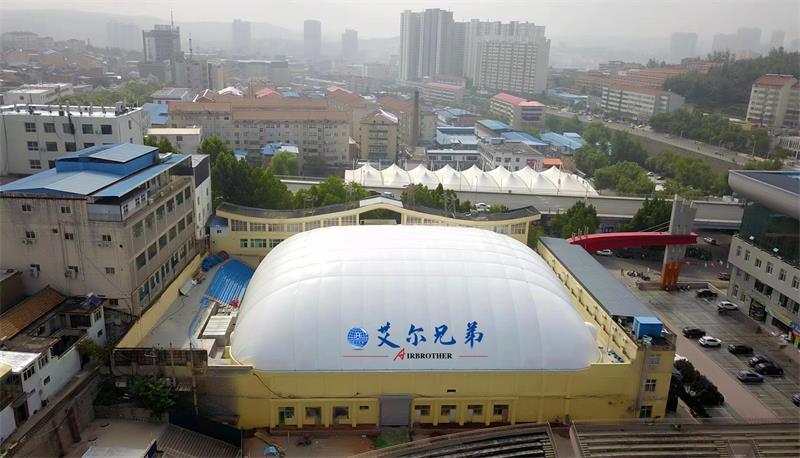 不受场地限制，可以在楼顶上建设的充气体育馆